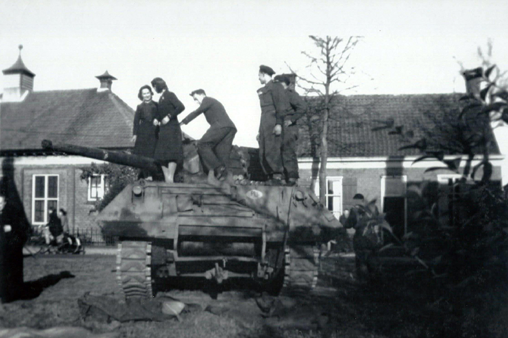 Poolse tank in een ruimte waar nog geen huis staat, achter links het Patronaat en rechts het huis van Martens.